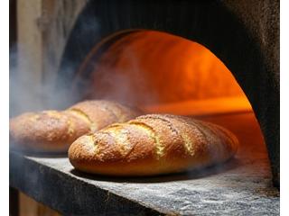Boulanger parisien sortant du pain croustillant du four